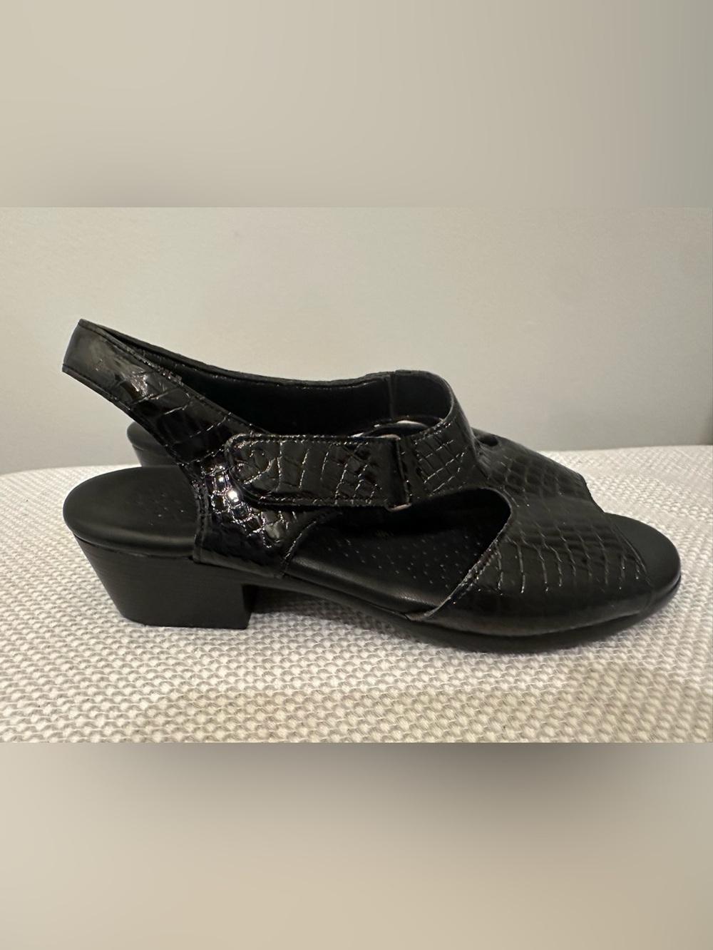 NEW SAS Suntimer Heels Strap Sandals Black Croc Patent Leather EZ Strap 6.5 M